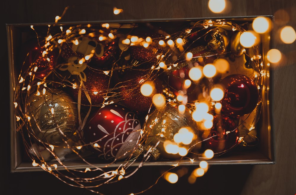 Kerstlampjes hoeven allang de boom niet meer in om je kamer op te lichten Kerstlampjes hoeven allang de boom niet meer in om je kamer op te lichten